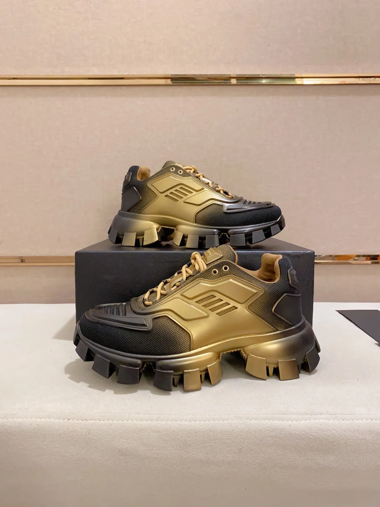 Factory price 600 men's shoes 💰 ✔️✔️✔️High version High quality new PRADA (Prada) counters are on the market simultaneously, new men's shoes, 😘fabrics are selected from first-layer cowhide. Lining: imported elastic mesh➕cowhide lining. 👍🏿High-end☄️Open-molded non-slip rubber outsole, exquisite lines, simple and elegant, comfortable and high-end for leisure travel. Number of yards: 38 to 44.